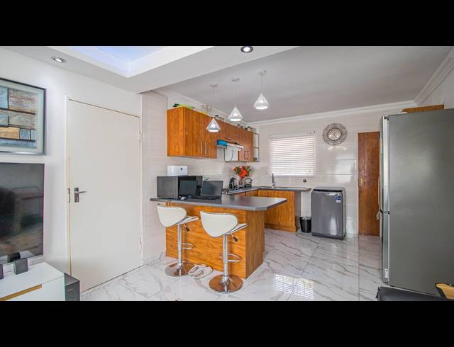 2 BEDROOM TOWNHOUSE FOR SALE IN MAGALIESBERG COUNTRY ESTATE